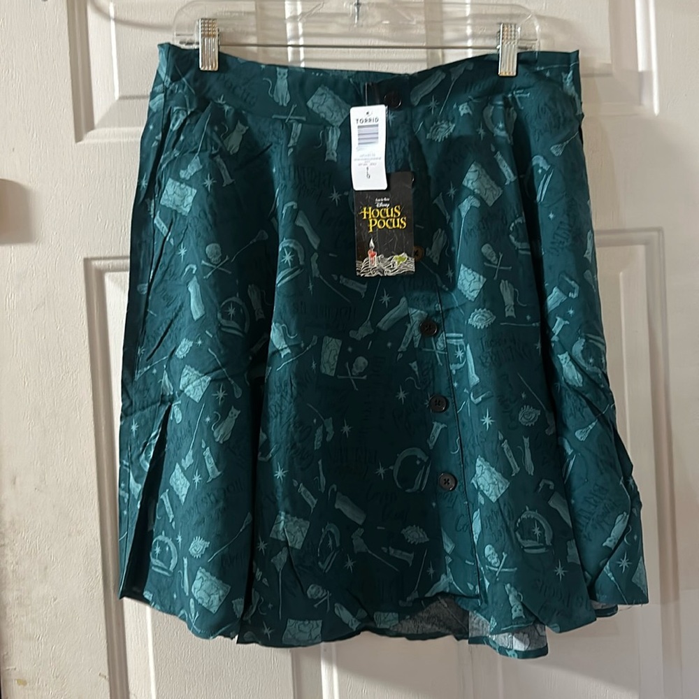 Disney Hocus Pocus Mini Challis Button Front Skirt: TEAL: NEW WITH TAGS: SZ 0(L)